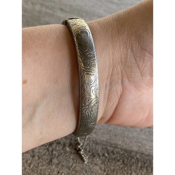 A beautiful vintage cuff bracelet with floral design features safety chain - Picture 10 of 12
